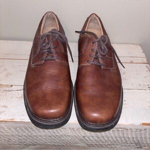Clark’s Oxford leather shoes